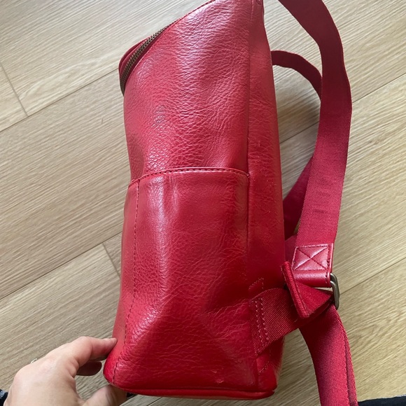 Matt & Nat Brave Backpack in red vegan leather - Picture 3 of 7
